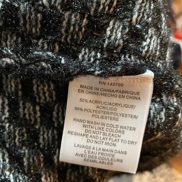 Maxsport black and grey checkered sweater/cardigan. Medium. Two front pockets. - Picture 15 of 15